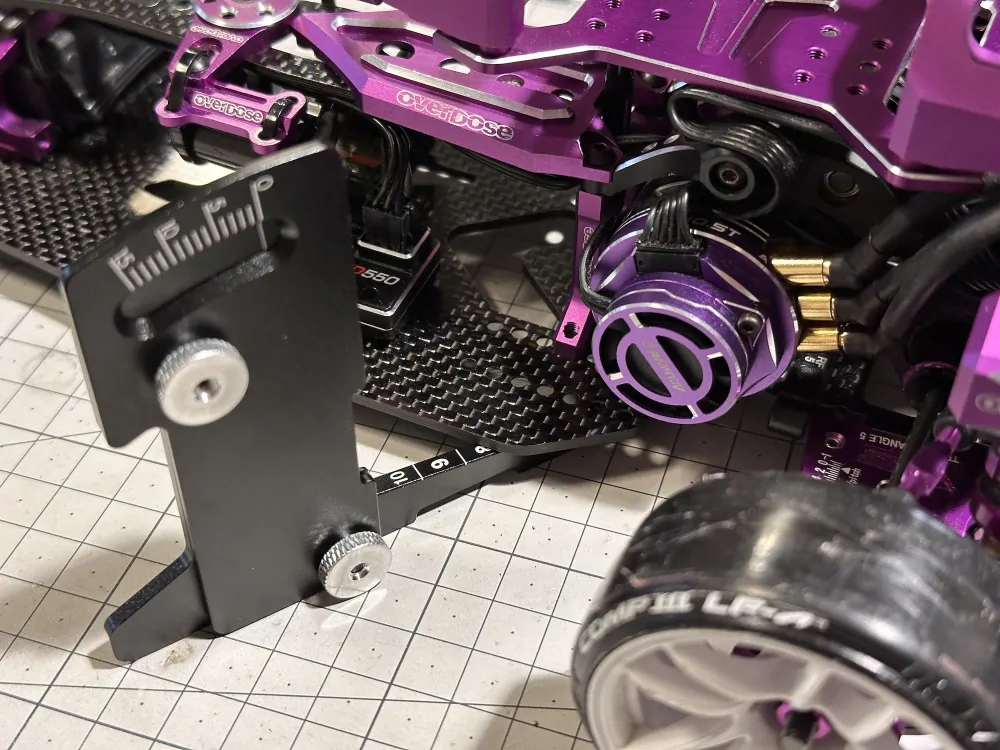 měrka odklonu kol a světlé výšky DriftGuy (fialová)